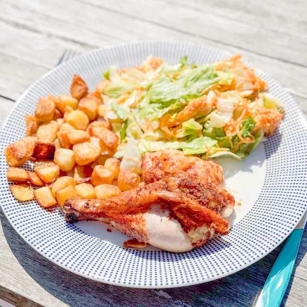Bas kipt beercan-chicken met salade
