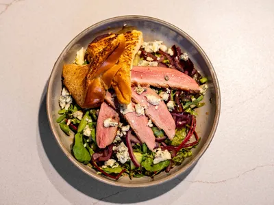 Eendenborst salade met brioche en Blue Stilton