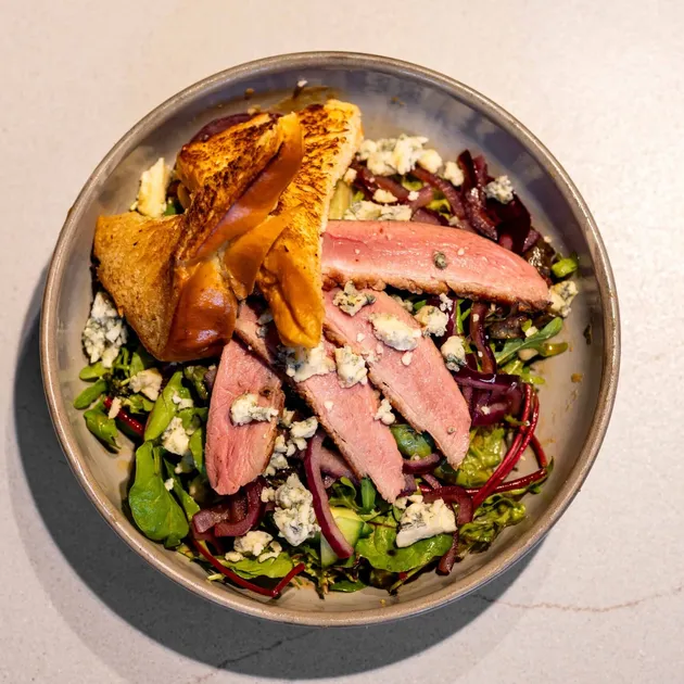 Eendenborst salade met brioche en Blue Stilton