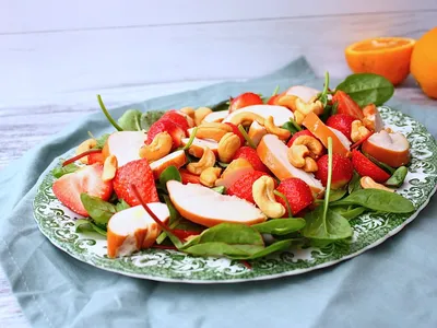 Salade met gerookte kip, aardbeien en sinaasappeldressing