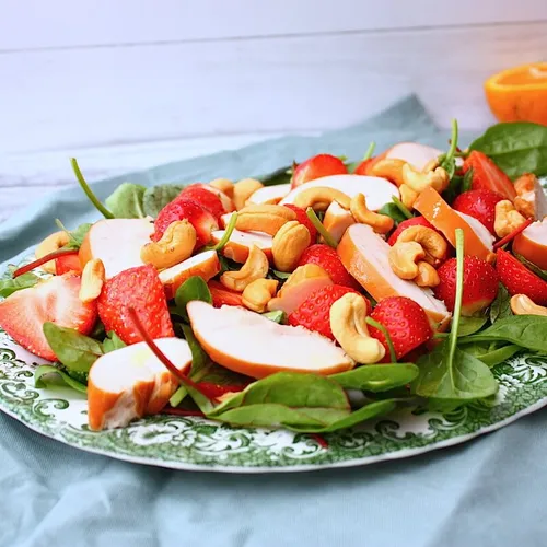 Salade met aardbeien, gerookte kip en sinaasappeldressing
