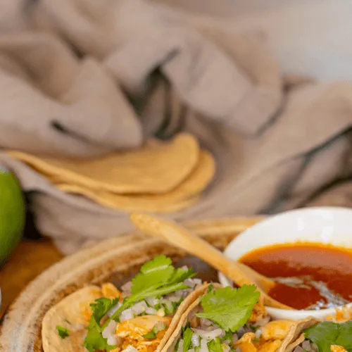 Pulled chicken met 100% maïstaco's door Hugo Kennis