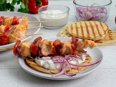Kipspiesen met knoflook-yoghurtsaus en naanbrood