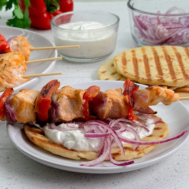 Kipspiesen met knoflook-yoghurtsaus en naanbrood