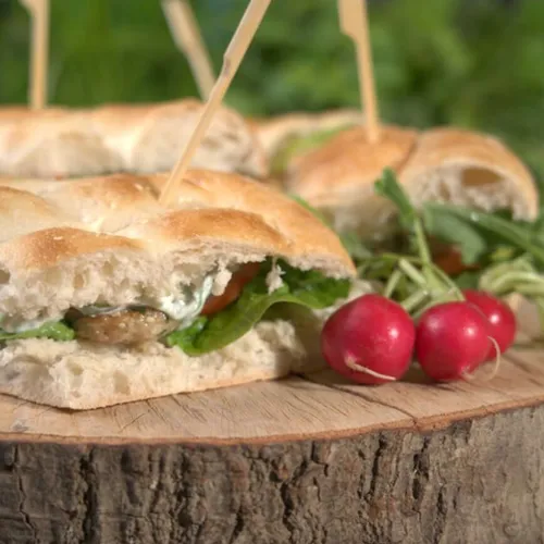 Zomerse kipburger met limoenyoghurt