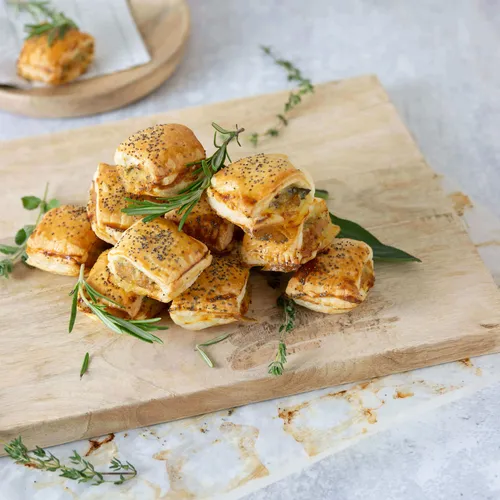 Saucijzenbroodjes van kipgehakt met Italiaanse kruiden