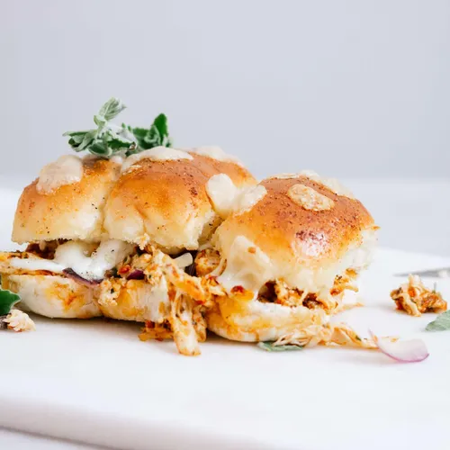 Sliders met kip, rode pesto en mozzarella