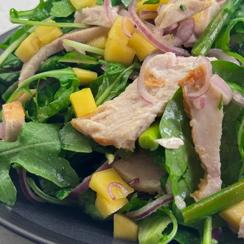 Zomerse salade met gerookte kip, mango en bimi
