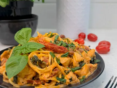 Romige pasta met kip en zongedroogde tomaten