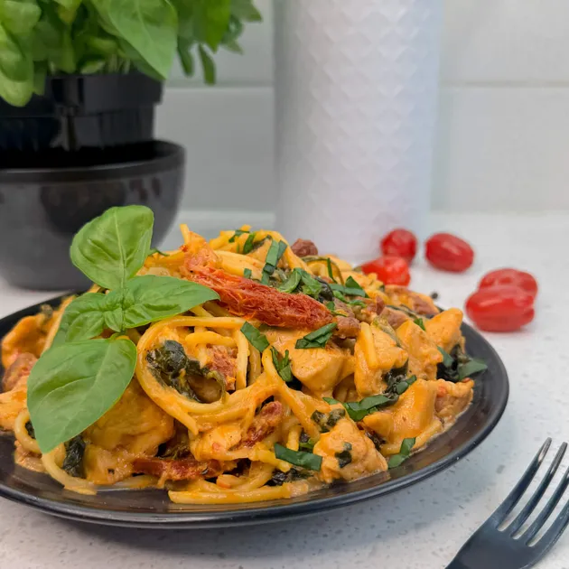 Romige pasta met kip en zongedroogde tomaten
