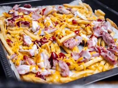 Gegrilde kippendijen met BBQ kaasfrietjes