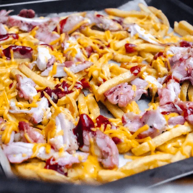 Gegrilde kippendijen met BBQ kaasfrietjes