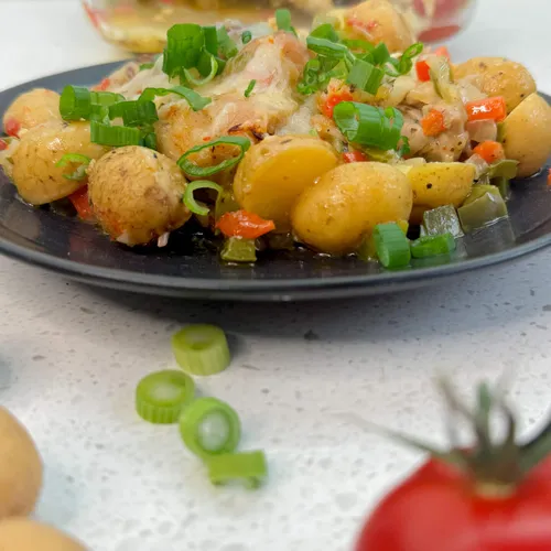 Lente ovenschotel met kip, krieltjes en groenten