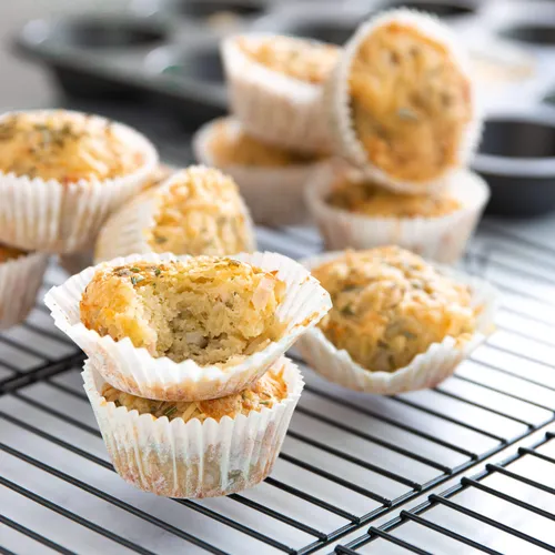 Hartige muffins met gerookte kip, kaas en rozemarijn