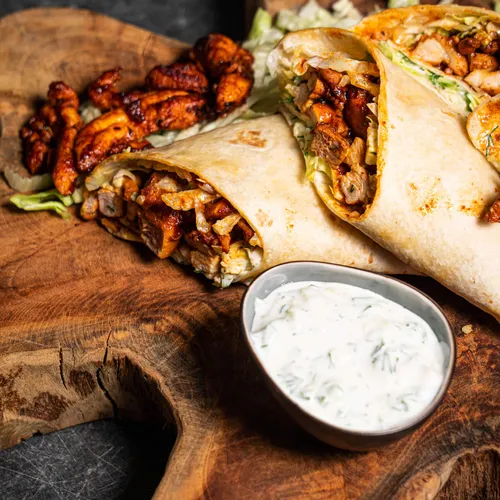 Kip gyros met tzatziki in wraps