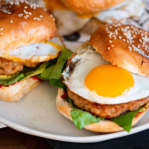 Kipburger met spiegelei