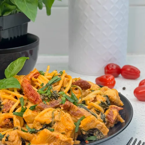 Romige pasta met kip en zongedroogde tomaten
