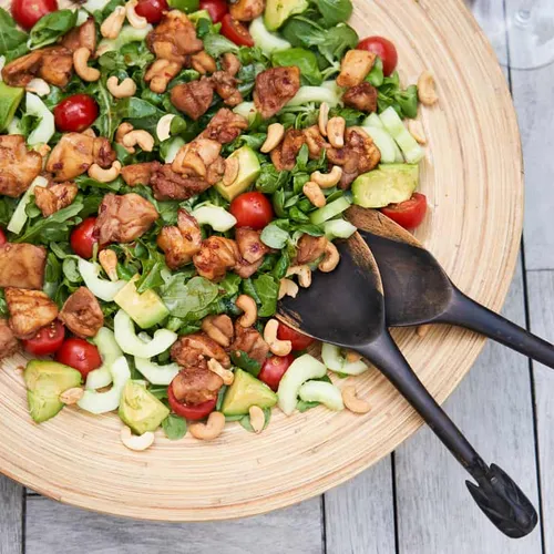 Zomerse salade met gemarineerde kip