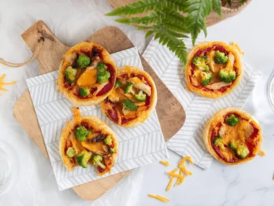 Mini plaattaartjes met kip, broccoli en cheddar