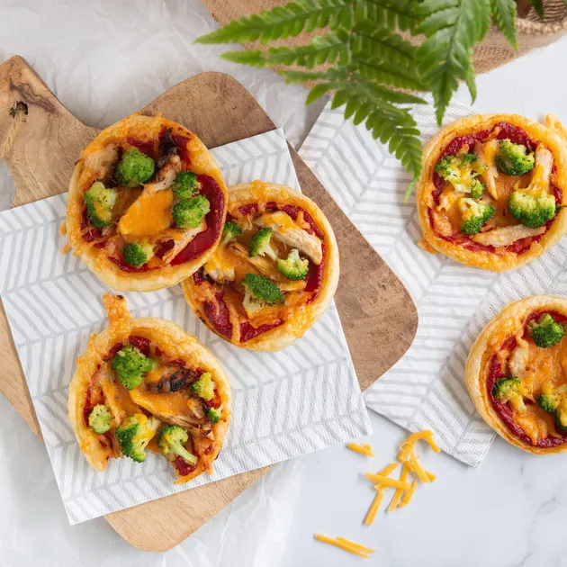 Mini plaattaartjes met kip, broccoli en cheddar
