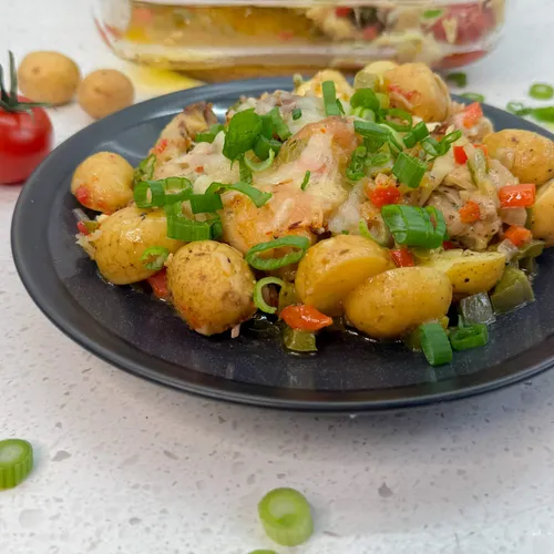 Lente ovenschotel met kip, krieltjes en groenten