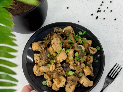 Malse kipstoof met bleekselderij en champignons