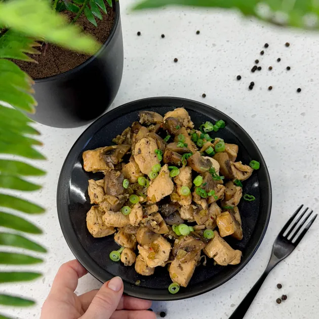 Malse kipstoof met bleekselderij en champignons