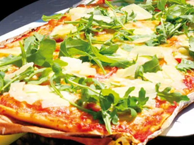 Pizza met kip, tomaat en mozzarella