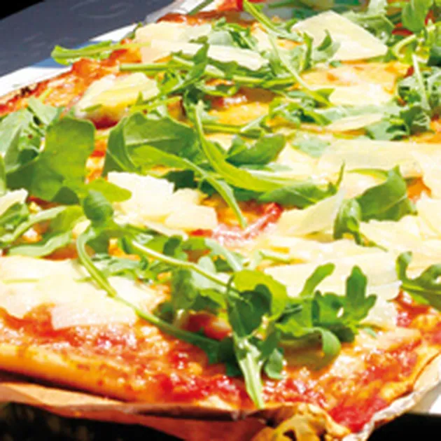 Pizza met kip, tomaat en mozzarella