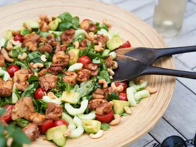 Zomerse salade met gemarineerde kip