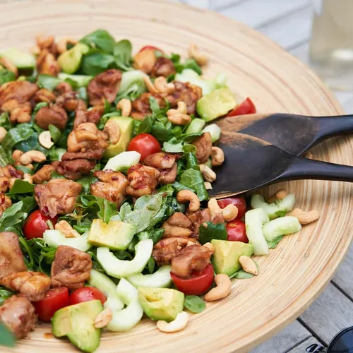 Zomerse salade met gemarineerde kip