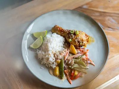 Marthe kipt Thaise curry met drumsticks