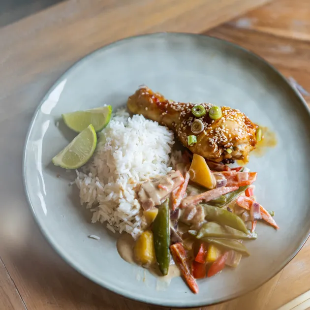 Marthe kipt Thaise curry met drumsticks