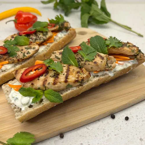 Meergranen stokbrood met gegrilde kip en fijngesneden worteltjes