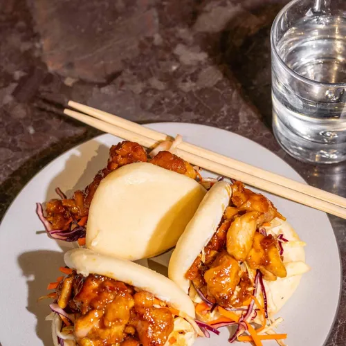 Bao bun met sticky chicken