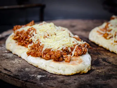 Flatbread met pittig kipgehakt