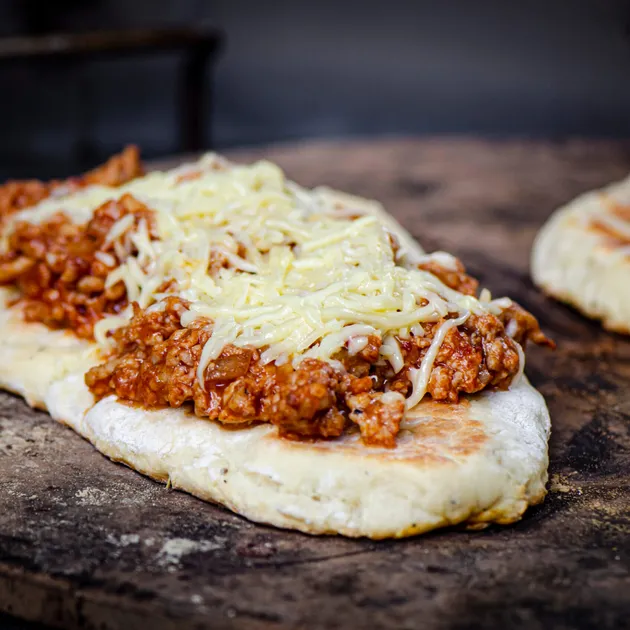 Flatbread met pittig kipgehakt