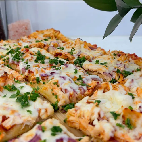 Zelfgemaakte barbecue kip pizza