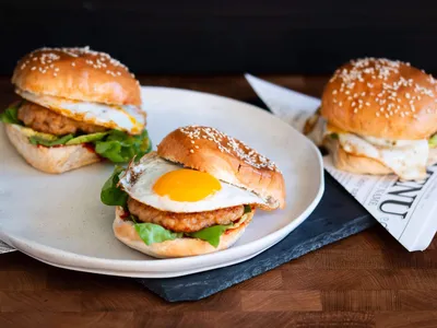 Kipburger met spiegelei