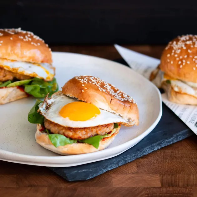 Kipburger met spiegelei