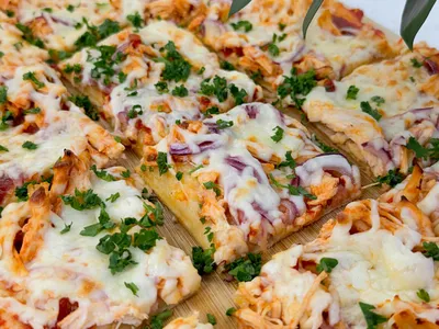 Zelfgemaakte barbecue kip pizza