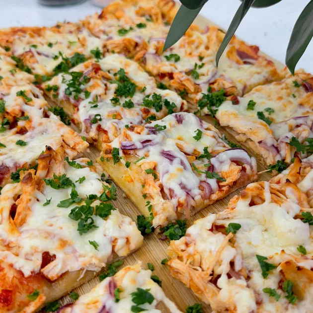 Zelfgemaakte barbecue kip pizza