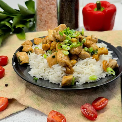 Wok kip met cashewnoten en lente-ui