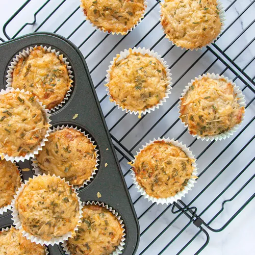 Hartige muffins met gerookte kip, kaas en rozemarijn