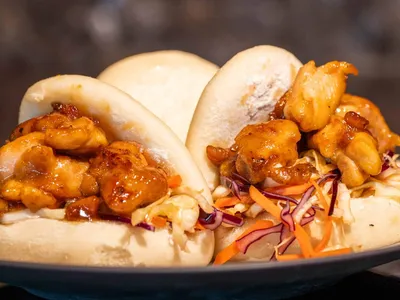 Bao bun met sticky chicken