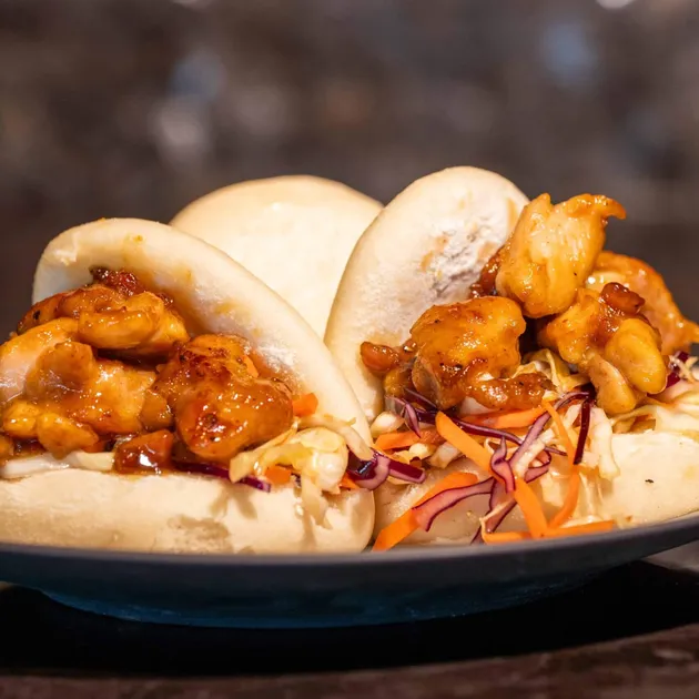 Bao bun met sticky chicken