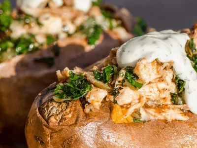 Zoete aardappel gevuld met pulled chicken