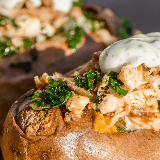 Zoete aardappel gevuld met pulled chicken