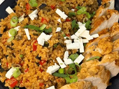 Quinoa schotel met kip, paprika en feta