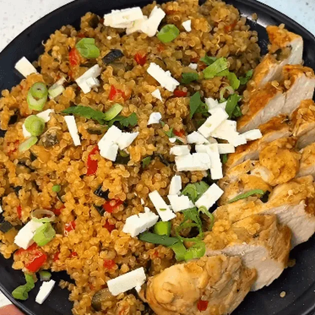 Quinoa schotel met kip, paprika en feta